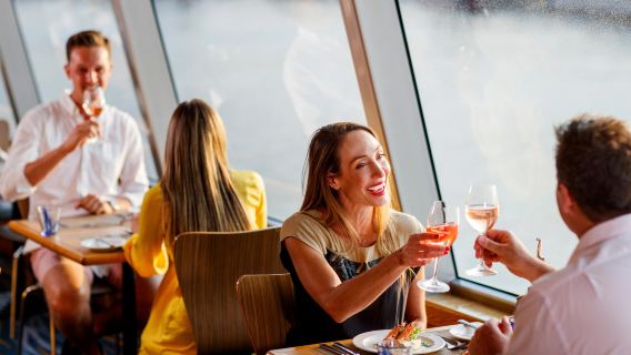 Pelayaran makan malam matahari terbenam di Pelabuhan Sydney