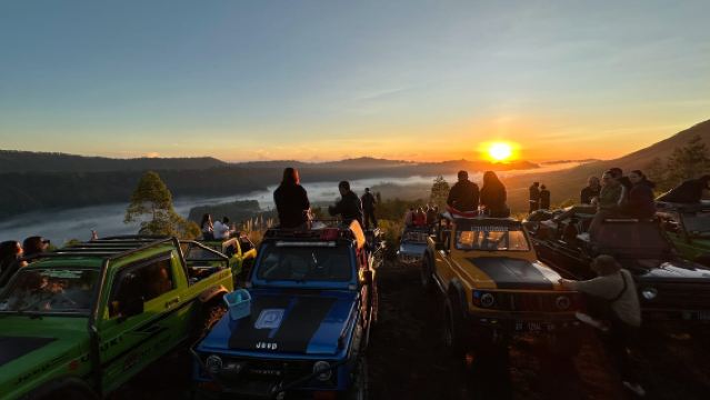 Tour en jeep 4x4 al amanecer en el monte Batur de Bali y aguas termales