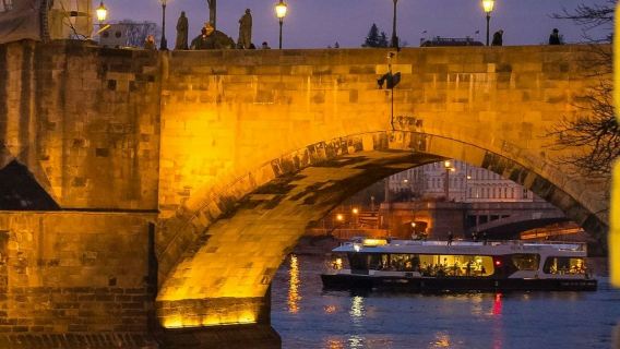 ปราก: ล่องเรือชมแม่น้ำวัลตาว่ายามเย็น