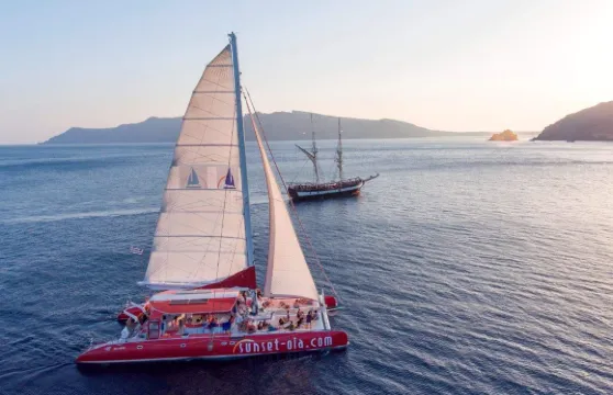 聖托里尼島雙體船紅色遊輪【含餐/阿斯普羅尼/紅灘/伊亞/】