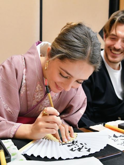 在大阪城附近穿著和服學習日本書法(書道)與禪