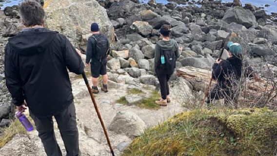 Victoria: Caminata por el parque East Sooke con visita a un pub