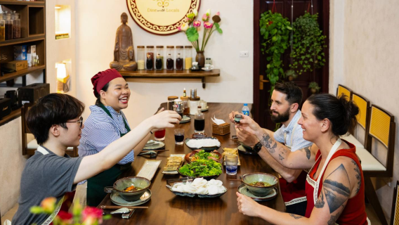 Lớp học nấu ăn Việt Nam & Tham quan chợ – Đón khách miễn phí, Rượu vang thoải mái & Sách công thức nấu ăn đi kèm