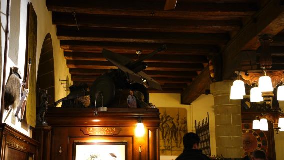 бронирование столика в популярном ресторане Zeughauskeller в Цюрихе, Швейцария