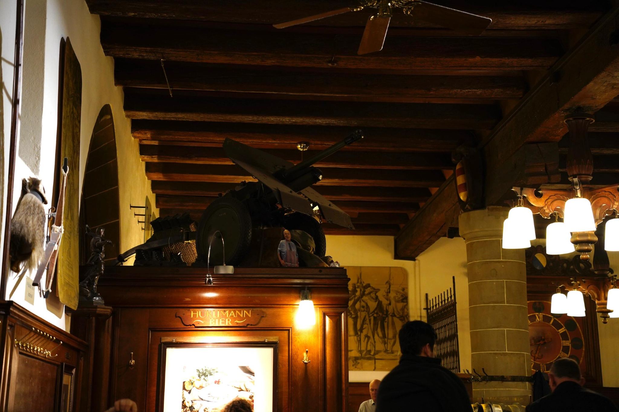 tempahan tempat duduk restoran terkenal Zeughauskeller di Zurich, Switzerland