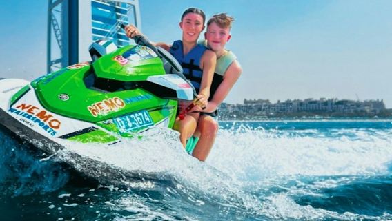 Moto acuática en Dubái: tour de 30 minutos por el Burj Al Arab + perrito caliente