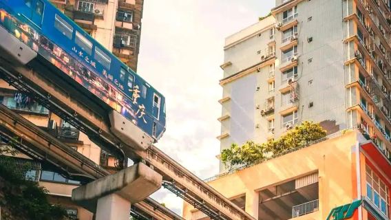 Tour di un giorno a Chongqing: Funivia sul Fiume Yangtze, Metropolitana che attraversa gli edifici, Grotta di Hongya e Città Antica di Ciqikou|Bambini gratis