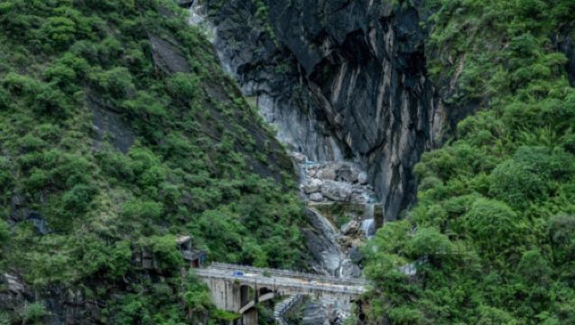 Depart from Lijiang to visit Tiger Leaping Gorge with vehicle transportation service (admission ticket not included)