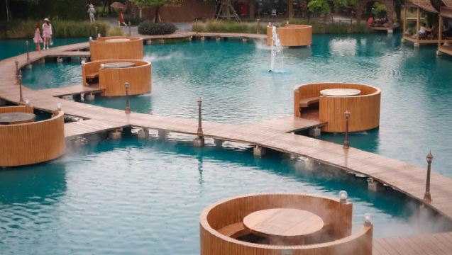 Private Samphran Zoo & Giant Dragon Temple Tour from Bangkok with Crocodile Show