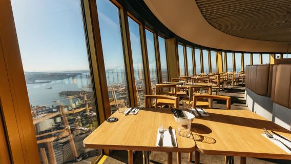 Ristorante girevole di pesce a buffet alla Torre di Sydney [Posti vicino alla finestra opzionali & Pranzo/Cena & Vista panoramica a 360° di Sydney con Sydney Tower Eye]
