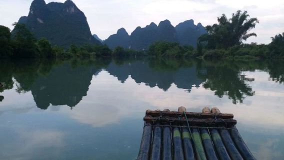 Guilin: Päiväretki Yangshuoon, Xianggong-vuoren auringonnousuun ja Yulong-joen bambilauttaretkiin