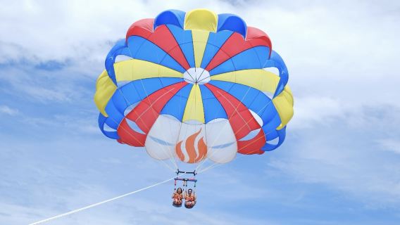 Okinawa/Naha/Ginowan parasailing + vandaktiviteter | gratis fotografering