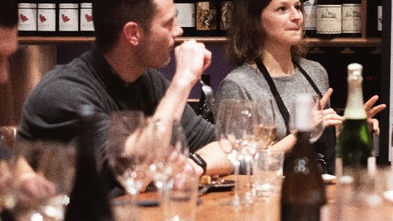 Pengalaman mencicipi anggur di pusat kota Paris, Prancis (mencicipi anggur dari enam wilayah berbeda di Prancis di gudang anggur abad ke-17 + penjelasan dari sommelier profesional)