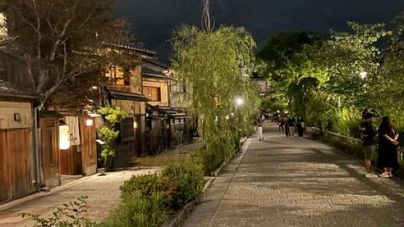 Gion: Quiet Night Walking Tour with a Former History Teacher
