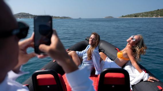 Zadar: Luxury Island Boat Tour, Snorkeling & Unlimited Wine