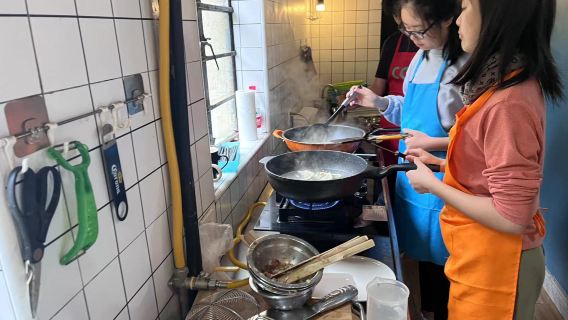 Eatwith-Shanghai-the five-star chef Xiaolongbao Making Experience