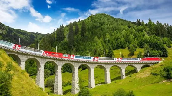 Tour di un giorno a Bernina/Saint Moritz in Italia [andata e ritorno da Milano + treno panoramico opzionale]