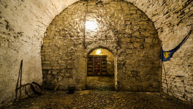Prague: Historical Oldtown, Medieval Underground and Dungeon Tour