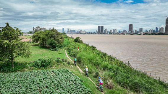 Phnom Penh: Bike and Boat Sunset Guided Tour + Transfers