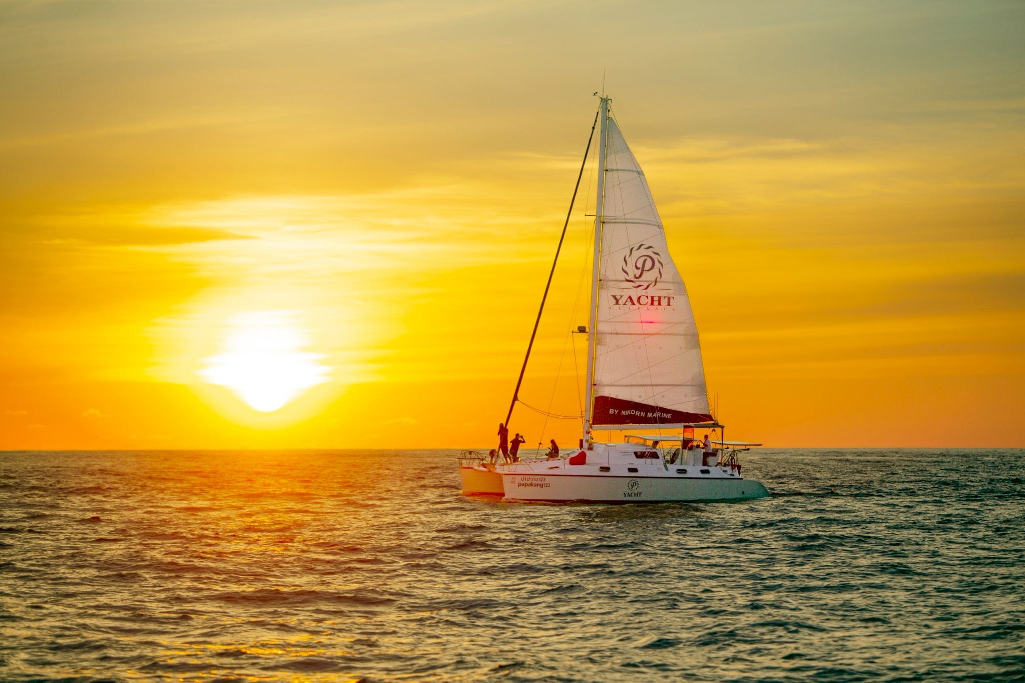 Tour di mezza giornata a Phuket, isola Coral e promontorio del tramonto in barca a vela (tramonto in mare)