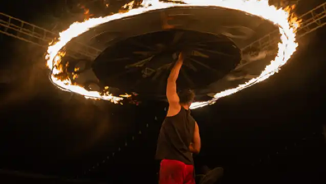 杜拜傍晚沙漠探險含接送服務、滑沙、騎駱駝及燒烤晚餐