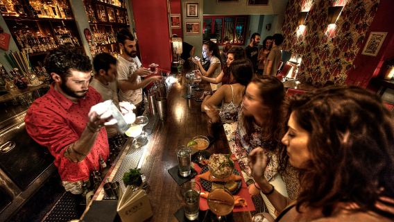 Athena di Malam Hari: Wisata, Minuman Beralkohol, dan Kuliner