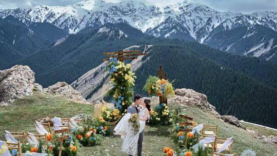 伊犁旅拍【目的地婚禮+婚紗照/賽里木湖/果子溝旅行婚禮結婚照微電影純拍攝】