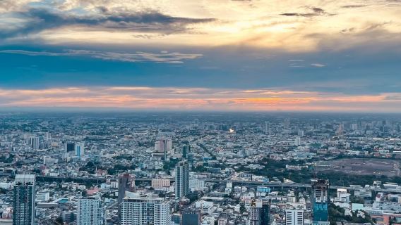 Buffet al Baiyoke Sky Hotel, grattacielo Rainbow Cloud di Bangkok, Thailandia