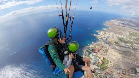 Costa Adeje: Volo in parapendio biposto con prelievo gratuito