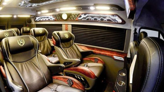 Trasferimento in limousine VIP da 9 posti: dall'aeroporto di Hanoi al Distretto di Sa Pa