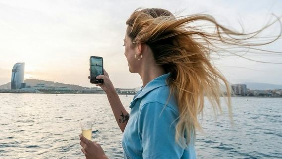 Barcelona: Small-Group Sailing with Drinks & Snacks