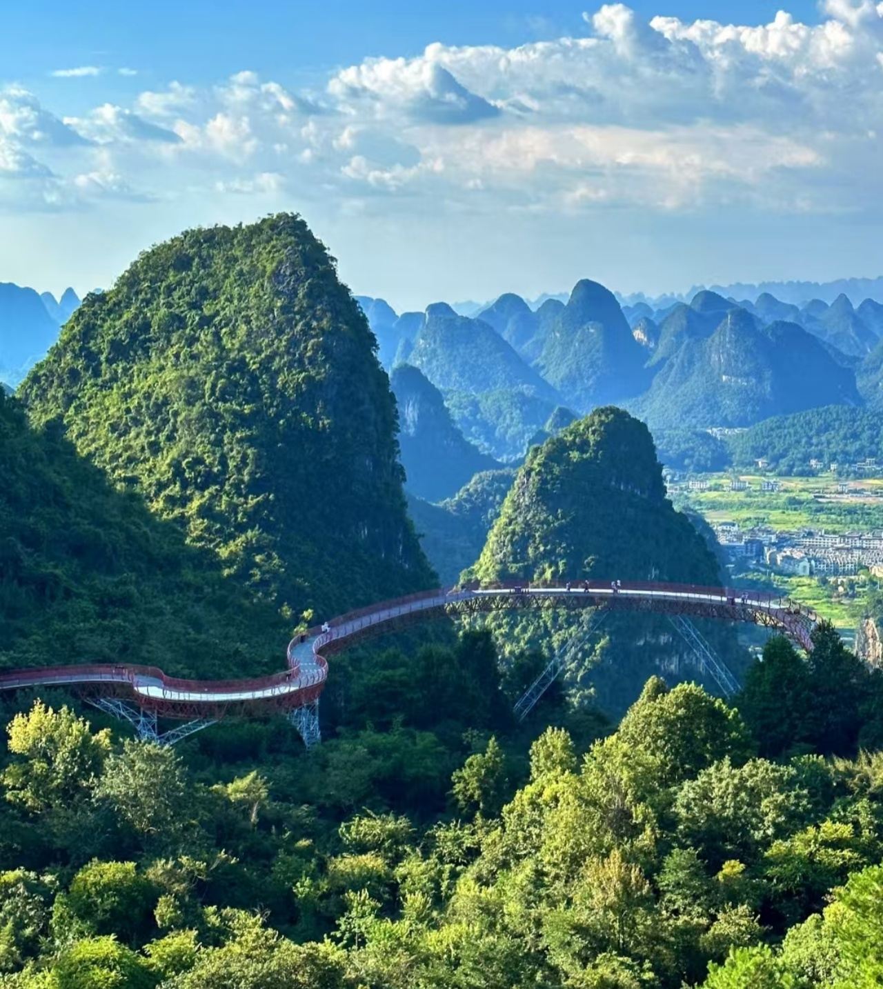 Picco Ruyi, Grotta e Spettacolo: Una giornata a Guilin tra meraviglie naturali e dramma culturale