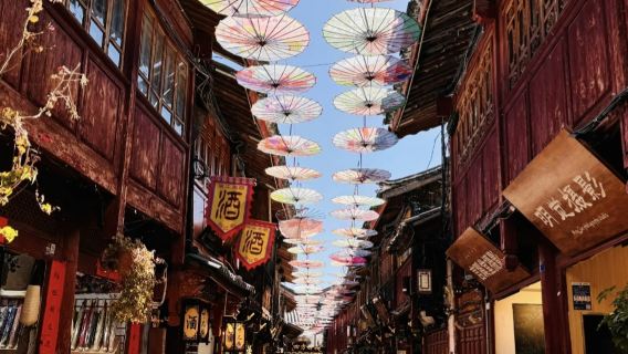 Lijiang Abschlussreise mit Entspannungsfaktor: An einem Tag Bergdörfer, Reiten im Feuchtgebiet und die Altstadt entdecken