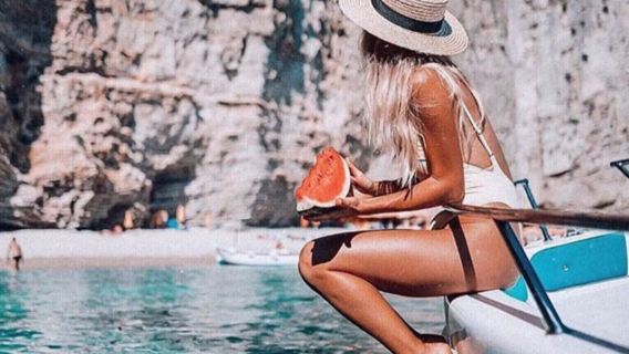 【サントリーニ】セーリングボートでのクルーズチャーター+温泉エリアでのシュノーケリング+船上ディナー+送迎サービス