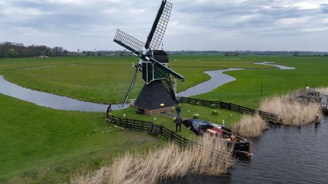 Amsterdam: Tour to Keukenhof Gardens with Windmill Cruise
