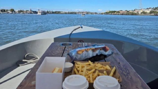 Melbourne Electric Picnic Boat Rental for 1-3 hrs (No License Required, Fits 8 People, Built-in Picnic Table, Boat Tour in Melbourne)