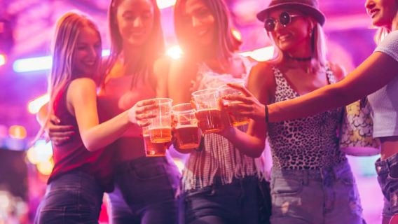 เบอร์ลิน: Pub Crawl & ปาร์ตี้พร้อมช็อตฟรี & สิทธิ์เข้าใช้คลับ VIP