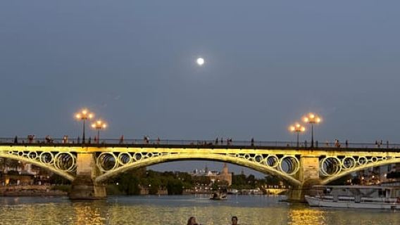 Sonnenuntergangs-Kajakfahren