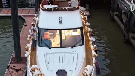 【甄選生日圓桌選項12688】廣州86英尺豪華遊艇包船夜遊珠江慶祝生日（含遊艇生日場景佈置+遊艇用餐）