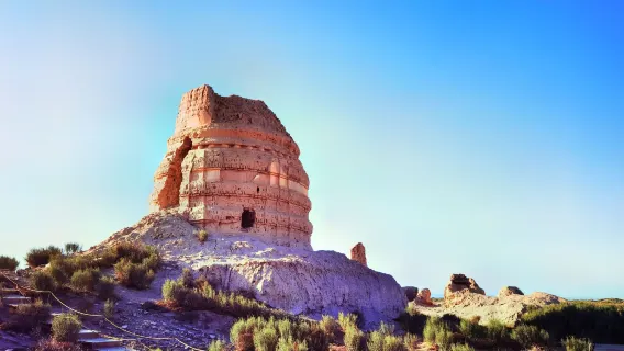 Dunhuang Day Tour with Chartered Car: Western Thousand Buddha Caves, Yumen Pass, Yadan National Geopark, Yulin Grottoes, and Suoyang City (Multiple Routes, Customizable)