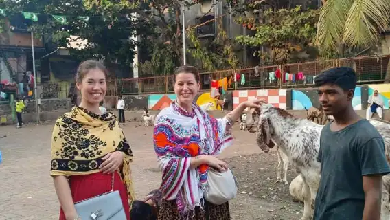 Mumbai: Dhobi Ghat Laundry and Dharavi Slum Tour with Local