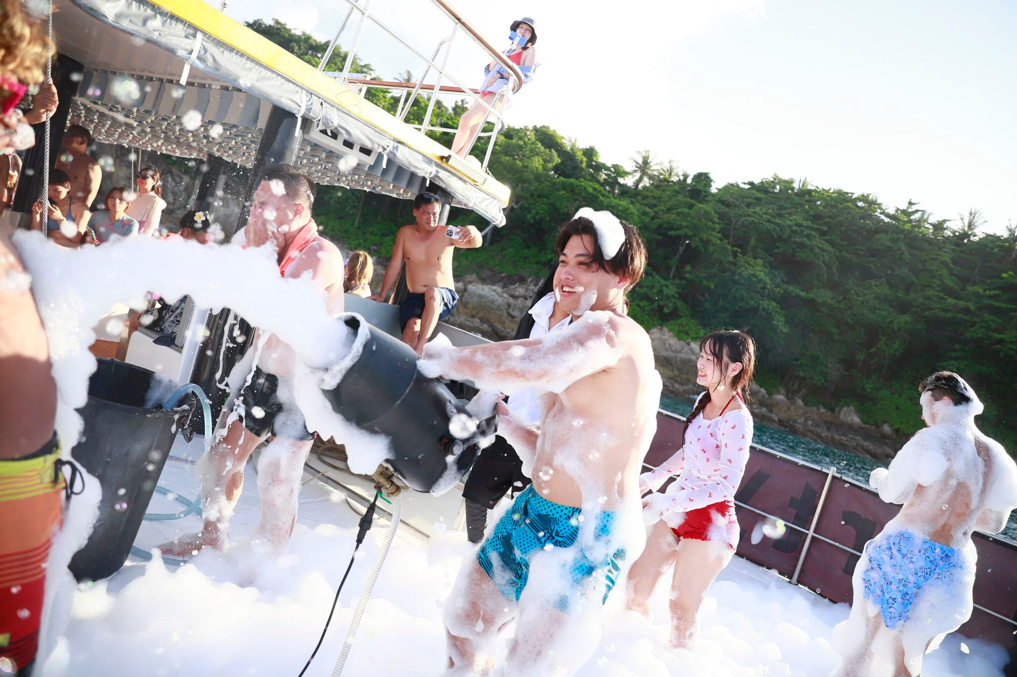 [Festa delle bolle in barca a vela] Tour di un giorno a Phuket, Isola dell'Imperatore, Isola Corallina e Promontorio del Paradiso