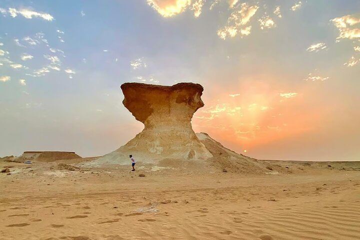 Tour della costa occidentale del Qatar, Zekreet, scultura di Richard Serra, formazione rocciosa a forma di fungo