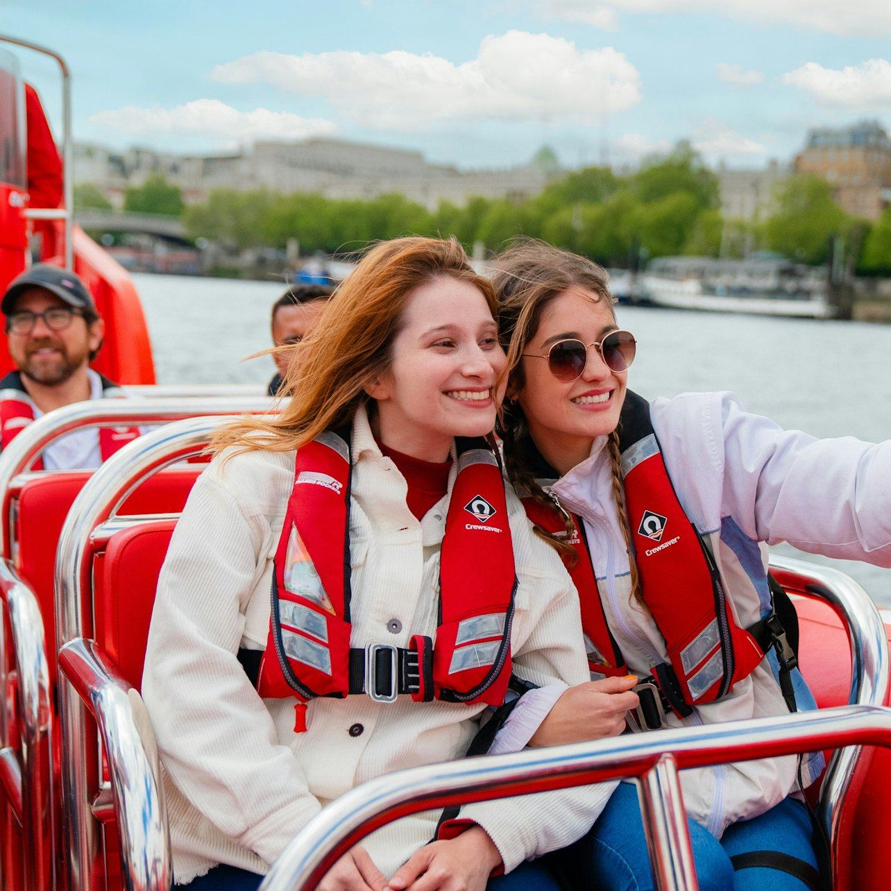 ลอนดอน: ประสบการณ์นั่งเรือเร็วล่องแม่น้ำเทมส์ 80 นาที