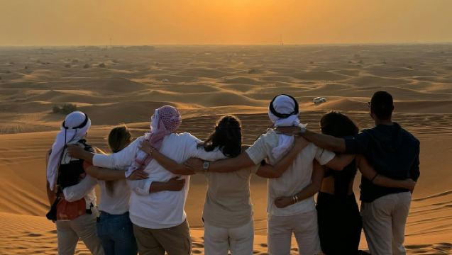 杜拜夜間沙漠之旅：滑沙、騎駱駝 + 燒烤晚餐