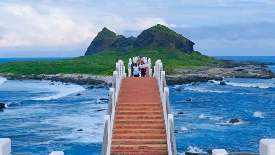 1-day tour of Taiwan's east coast: Sanxiantai + Jialulan Recreation Area + Water Flowing Uphill + Hsin-kang Fishing Harbor