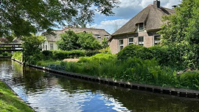 Lawatan sehari ke Istana Diraja Amsterdam, Muzium Van Gogh, Kampung Giethoorn dan Istana De Haar di Belanda