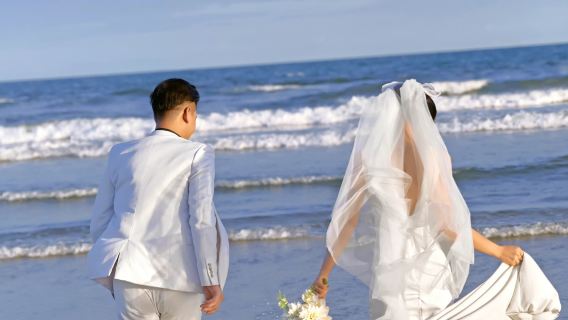 伊吾Trip Moments【胡楊林/鳴沙山/攝影師跟拍約拍陪拍司導/翻譯/定制】