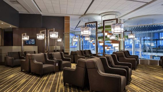 Servicio VIP en la Sala Plaza Premium Lounge del Aeropuerto Internacional de Vancouver (YVR) | Experiencia de tránsito y espera de 3/6 horas con comidas incluidas