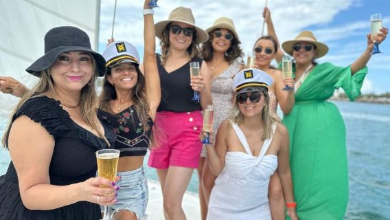 Gold Coast: Passeio de Barco ao Pôr do Sol com comida e bebidas